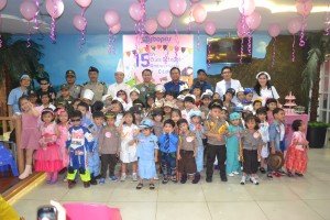 Peserta ulang tahun ke-15 Class Octopus berfoto bersama lima tokoh idola pilihan mereka