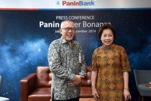 Herwidiyatmo (58) Presdir Panin Bank (kiri), Roosniati Salihin (65) Wakil Presdir Panin Bank (kanan).