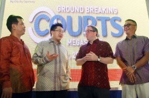 Michael Widjaja, Grup CEO Sinar Mas Land,  Ishak Chandra, Managing Director of Corporate Strategy and Services Sinar Mas Land, Terence Donald O’Connor, Direktur Eksekutif dan Grup CEO dari Courts Asia, dan Roy Santoso, Country CEO dari PT. Courts Retail Indonesia sebelum pelaksanaan Ground Breaking Courts BSD City.