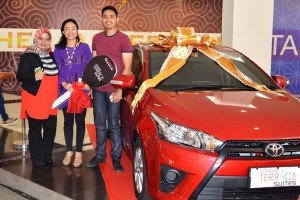 Direktur Marketing PT Megapolitan Developments Tbk Desi Yuliana (kiri) bersama pemenang undiang.