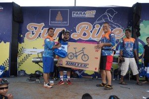 Managing Director Paramount Land Andreas Nawawi (kanan) memberikan Hadiah Kepada Pemenang Fun Bike Parago