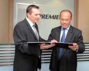 Tommy Wong, President Director PT Premier Qualitas Indonesia (kiri) dan Benoit Giroux, Project Director Premier Terrace sedang membahas proyek Premier Terrace.