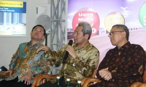 Mansyur S. Nasution, Direktur Bank BTN (tengah).