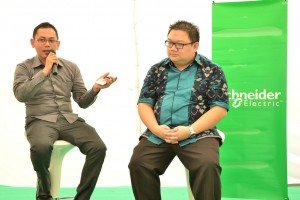 Ferry Kurniawan (kanan) selaku Marketing Manager PT Schneider Electric Indonesia dan Bayu Winarso selaku Netwrok Cordinator CitraGran Cibubur (kiri)