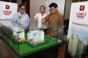 Direksi Megakarya di Depan Maket Cinere Resort Apartement