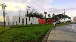 Gerbang Utama Mutiara Gading City yang dikembangkan Grup ISPI