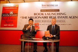 President Keller Williams Realty Indonesia Tony Eddy  (kiri) saat peluncuran buku.