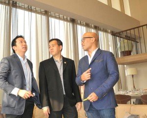 Marketing Director PT Sutera Agung Properti Boy Noviyandi (kiri) di Show Unit Saumata 1