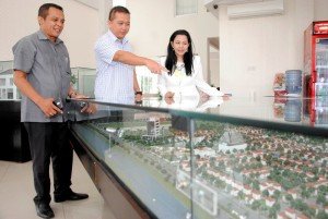  (Kiri – Kanan) Ivan Ermin S, Sales  Marketing  Manager Metland  Menteng,  Edwin  Hari  Wardhana,  General  Manager Metland  Menteng  dan  Ursula  Rosalia,  Promotion  Manager Metland  Menteng  sedang mengamati maket perumahan Metland Menteng.  