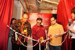 (Kiri – Kanan) Vice Director ofBusiness Development Metropolitan Golden Management (MGM) Bayu Waskito Nugroho,Direktur Utama AD Realty Ahmadin Ahmad, dan Direktur PDW Architects Mohammad ArchicaDanisworo saat menggunting pita pembukaan show unit pada saat launching.