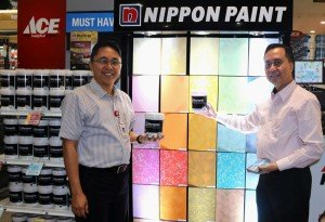 National Sales Manager Nippon Paint Indonesia Ari Widodo (kanan) dan Senior Merchandising Manager ACE Hardware Indonesia Uus Kusnandar (kiri) dalam acara Peluncuran Kerjasama Nippon Paint dengan ACE Hardware hari ini (26/5) di ACE Hardware Kota Kasablanka, Jakarta.