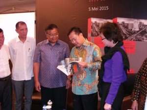 Ketua Umum DPP REI Eddy Hussy (dua dari kiri) saat peluncuran direktori
