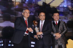 Direktur Utama PT. SMF, Raharjo Adisusanto (tengah) menerima trophy pada Indonesia Property&Bank Award 2015