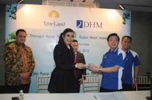 Maya Miranda Ambarsari, Presiden Director PT. Tritunggal Agung Propertindo (dua dari kiri) usai penandatanganan kerjasama dengan Dafam Hotels, Rabu, 12/8.