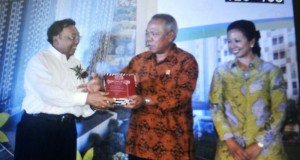 (kiri-kanan) Direktur Utama PT PP (Persero) Tbk, Bambang Triwibowo, Menteri PUPR Basoeki Hadimoeldjono dan Menteri BUMN Rini M Soemarno