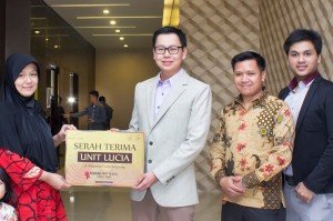 Presiden Direktur PT Prioritas Land Indonesia Marcellus Chandra (dua dari kiri) saat terima kunci 