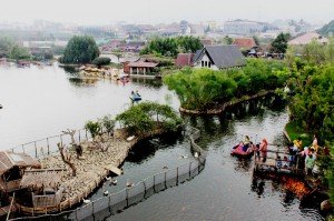 Suasana Floating Market Bandung yang ramai pengunjung