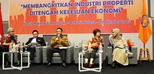 Dari Ki-Ka ; Soelaeman Soemawinata (DPD REI Banten), Ali Tranghanda (Pengamat), Adrianto P. Adhi (Direktur Utama PT. Summarecon Agung, Tbk), Aviliani (pengamat ekonomi) dan Ita Rulina (Deputi Direktur Departemen Kebijakan Makro Prudensial Bank Indonesia)
