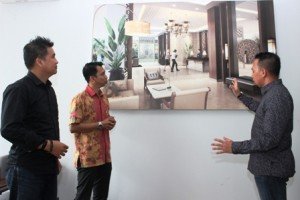 Tim designer Hadiprana menjelaskan desain interior lobi apartemen Synthesis Residence Kemang.
