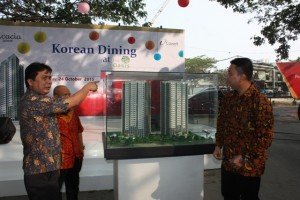 Direktur Operasional PT Cowell Development Tbk Wahyu Hartanto.(paling kiri) dan Direktur Sales & Marketing NPS, Supriantoro (paling kanan) di depan maket The Oasis