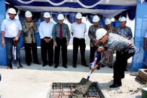 Direktur Hermina Hospital Group Yulisar saat melakukan topping off Hermina Tower