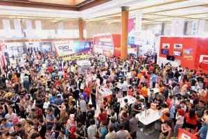 Pengunjung memadati hari terakhir penyelenggaraan Indocomtech 2015, Minggu, 1 November 2015.
