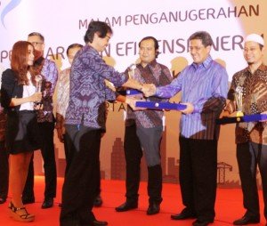 Managing Director President Office Sinar Mas Land Dhony Rahajoe. menerima penghargaan