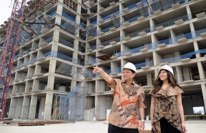 Direktur PT Pudjiadi Prestige, Tbk., Toto Sasetyo (kiri) dengan latar belakang proyek Green Palace Residence