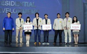 Dhony Rahajoe, Managing Director President Office Sinar Mas Land (paling kiri) bersama tim juara di kategori Residential Development.