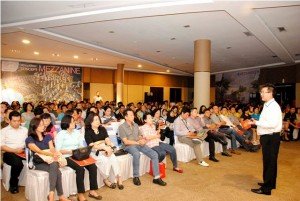 Presiden Direktur PT Mitra Sindo Sukses Andy K Natanael sedang menjelaskan tipe Mezzanine Jakarta Garden City