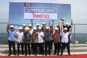 Manajemen Pohon Group foto bersama selepas acara topping off apartemen Treepark Serpog