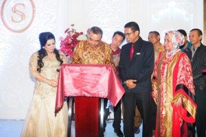 Bupati Kabupaten Tangerang Ahmed Zaki Iskandar menandatangani prasasti Sapphire Sky Hotel & Conference BSD City