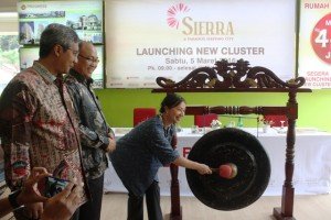 Commissioner Progress Group Derice Sumantri sedang memukul gong diluncurkannya cluster Sierra, Paradise Serpong City