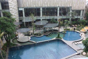 Kolam renang Holiday Inn Cikarang