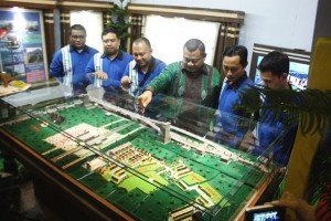 Direktur Utama PT Kembar Intiland Fahrul Roji (baju batik) di depan maket Perumahan Pesona Intiland