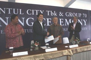 Sentul City-Group 70 (KIRI-KANAN) Direktur Keuangan PT Sentul City Tbk. Widi Widananto, Presiden Direktur PT Sentul City Tbk. Keith Steven Muljadi, Ketua Group 70 International Francis Oda, dan Chairman Group 70 International Charles Kaneshiro.