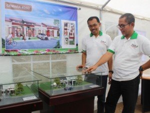 Nurul Yaqin, Owner Benhokk Property bersama Abdullah Arief, Direktur PT Sedaya Indah Selaras foto didepan miniatur unit rumah Pinang Green Residence