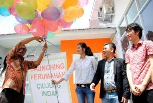 Wakil Bupati Kabupaten Serang, Banten, Pandji Tirtayasa memotong balon saat launching disaksikan EkoTeng, Board of Management  PT Vtri Bangun Dukuh Lestari