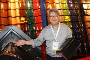 General Manager Kanmuri John S.L. Chang saat menjelaskan genteng Kanmuri