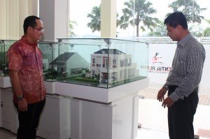 Syukurman Larosa, Direktur Marketing Sentul Alaya berpose bersama  Yayat R Dahlan, Sales & Marketing Manager Sentul Alaya