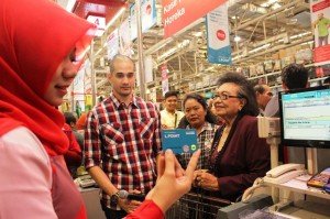 Okan Cornelius sedang melakukan simulasi registrasi asuransi jiwa yang dipersembahan oleh Equity Life Indonesia dan LOTTEMart Wholesale dari uang kembalian belanja di kasir LOTTEMart Wholesale, Rabu (30/3).