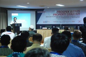 Deputi Komisioner Bidang Perbankan, Otoritas Jasa Keuangan Achmad Bukhari didepan peserta seminar properti syariah 