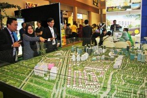 Pengunjung di Depan Maket Sentra Timur Residence saat REI Expo
