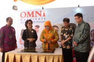 Chief Operating Officer (COO) PT Sarana Meditama Metropolitan Tbk dr. Francinita Nati, MM (dua dari kiri) dan Bupati Bekasi dr. Hj. Neneng Hasanah (tengah) sebelum penandatangan prasasti peresmian Omni Hospital Cikarang