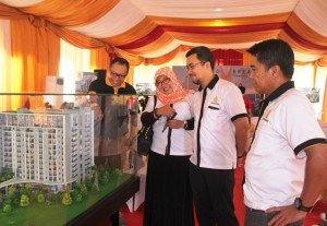 Manajemen Padina Soho & Residence di depan maket poyek