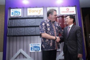 (kiri-kanan) Mr. Simon Linge, President Director PT NS BlueScope Indonesia berjabat tangan dengan Yarryanto Rismono, CEO PT Tata Logam Lestari