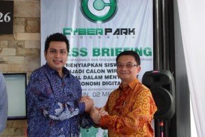 (ki-ka) CEO Cyber Park Indonesia Dedi Yudiant dan Presiden Direktur Powertel Dicky Tjokrosaputro usai penandatangan kerjasama