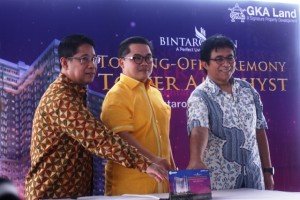 Presiden Direktur GKA Land, Dedi Setiadi (tengah) bersama Direksi GKA Land