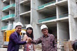 (ki-ka) Henry Lango, Deputy Sales Director Lexington Residence, Dewi Leman, Sales Director Lexington Residence, dan Thomas Pramono, Chief Technic Officer Lexington Residence dengan latar belakang Lexington Residence