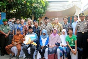 Keluarga Samsuri (barisan duduk) penerima 1 unit rumah dari REI Banten